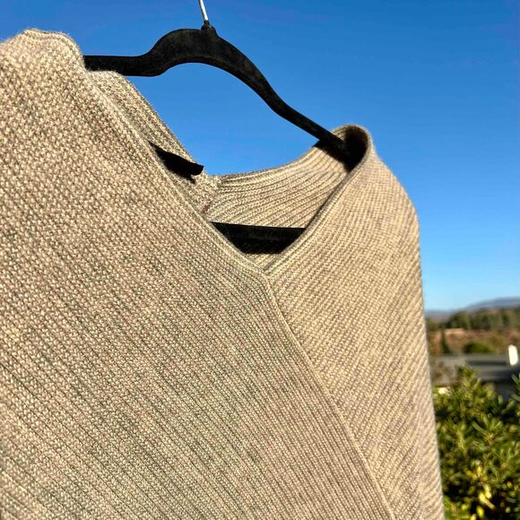 Steve Madden Fringe Poncho Greige Tan Asymmetrical Hem Womens One Size NWOT - Picture 3 of 5